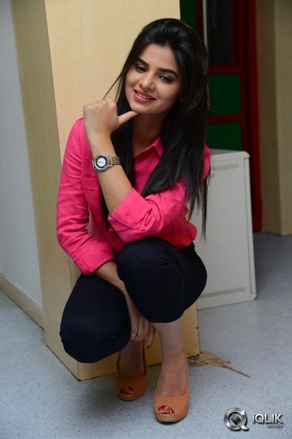 Kamna-Ranawat-At-Radio-Mirchi